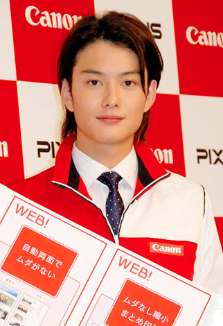 岡田将生 初々しいスーツ姿で緊張の面持ち 普段あまり着ないので Oricon News