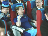 開き直って乗客席にふんぞり返る西川史子／『ボス ファーストクラス』CM　