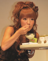 ���[�O���g�ɍ�����L�E�C�������ĐH�ׂ�Ҋ���@�iC�jORICON DD inc.�@�@