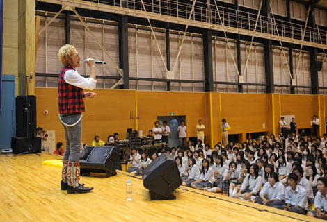 つるの剛士 福島県の高校にサプライズ登場で女子生徒が号泣 Oricon News