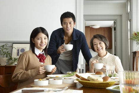 『クノール(R) カップスープ』新CMに出演する(左から)川島海荷、小栗旬、池内淳子 