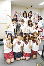 AKB48�����o�[���ʐ^�T�����wFLASH�x�̋L�҂�! �J���_�𒣂��āu�܂Ƃ��v���쐬�ɒ���