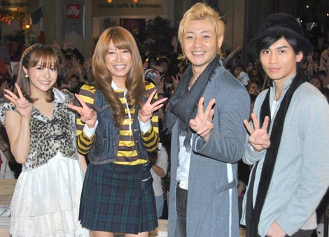 アルバム『WE LOVE ヘキサゴン 2009』発売記念イベントに出席した（左から）神戸蘭子、里田まい、つるの剛士、崎本大海　（C）ORICON DD inc.　