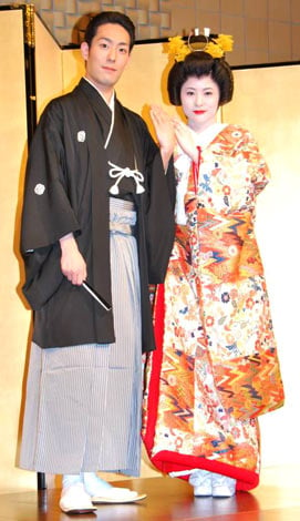 結婚式を終えた中村勘太郎と前田愛が、披露宴前に揃って記者会見を行った　（C）ORICON DD inc.　