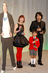 『2009 49th ACC CM FESTIVAL』授賞式に出席した（左2番目から）木村カエラ、加藤、役所広司（左端の“ファン太郎”でおなじみの朝青龍は欠席）　