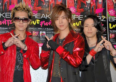 VOuLOVE FIGHTER`̃og`v[XLOTvCYCxgɓoꂵBREAKERZ()SHINPEIADAIGOAAKIHIDE (C)ORICON DD inc. 