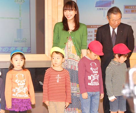 NTT東日本のCM発表会で、園児たちに「私ここでーす！」と自身の存在をアピールした新垣結衣　（C）ORICON DD inc.　