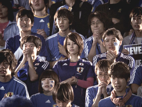 堀北真希 サッカー日本代表 新ユニフォーム でcm出演 Oricon News