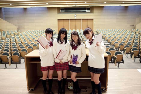 Akb48が明治大学で学生500人を前に特別講義 アイドルヲタメンバー 指原莉乃の ヲタ芸 実践講座炸裂 Oricon News