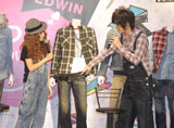 梅田直樹&益若つばさプロデュースのEDWINジーンズ発売記念イベントの模様((左から)益若つばさ、梅田直樹) 