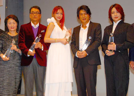 『第38回ベストドレッサー賞』を受賞した、（左から）林文子、滝田洋二郎、土屋アンナ、高橋克典、西本智実　（C）ORICON DD inc.　