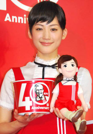 綾瀬はるか 自身のそっくり人形にご満悦 似てます エヘヘ ライフ関連ニュース オリコン顧客満足度ランキング