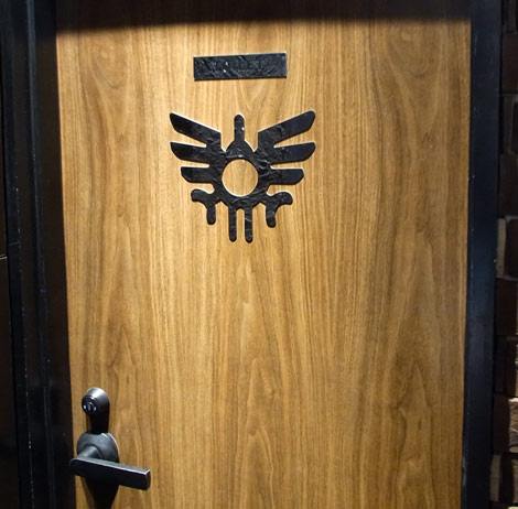 ゲーム『ドラゴンクエスト』シリーズのオフィシャルバー「LUIDA’S BAR（ルイーダの酒場）」、トイレの扉にもロトの紋章が　（C）ORICON DD inc.　