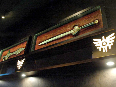 ゲーム『ドラゴンクエスト』シリーズのオフィシャルバー「LUIDA’S BAR（ルイーダの酒場）」がプレス向けに初公開、紋章がデザインされた店内には「天空の剣」（左）、「ロトの剣」も飾られている　（C）ORICON DD inc.　