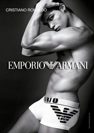 ファッションブランド『エンポリオ アルマーニ』の2010年イメージモデルを務めるクリスティアーノ・ロナウド選手が引き締まった体を披露しているポスター　