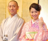 幸せいっぱいの笑顔で婚約を報告する市川海老蔵（左）と小林麻央　（C）ORICON DD inc.　