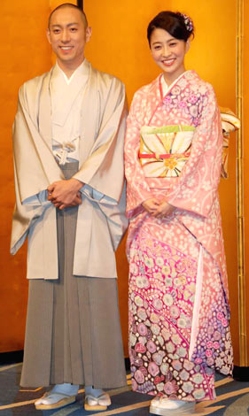 幸せいっぱいの笑顔で婚約を報告する市川海老蔵（左）と小林麻央　（C）ORICON DD inc.　　