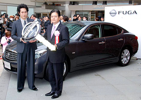 『第64回毎日映画コンクール』で男優主演賞の副賞として車を贈呈された松山ケンイチ　（C）ORICON DD inc.　