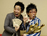 『M-1グランプリ2009』で王者に輝き、優勝賞金1000万円を受け取り会見に臨んだパンクブーブー　
