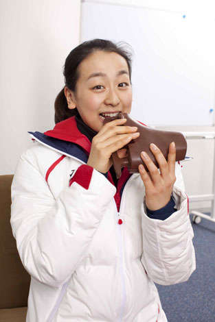 画像 写真 これで金メダル確実 金メダリスト 荒川静香から浅田真央選手に 縁起物 チョコ贈呈 3枚目 Oricon News