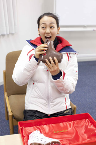 画像 写真 これで金メダル確実 金メダリスト 荒川静香から浅田真央選手に 縁起物 チョコ贈呈 5枚目 Oricon News