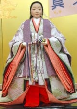 東京・浅草橋の久月本店で公開された、浅田真央選手がモデルのひな人形『親のねがい雛』 (C)ORICON DD inc. 
