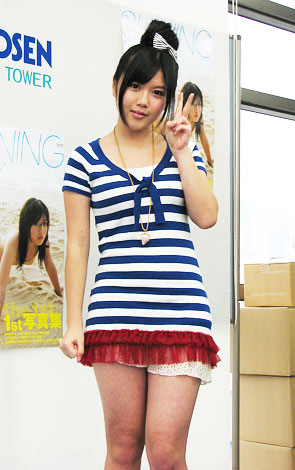 Akb48の宮崎美穂が 昭和チック な1st写真集発売 菊池桃子さんに似てると言われます Oricon News