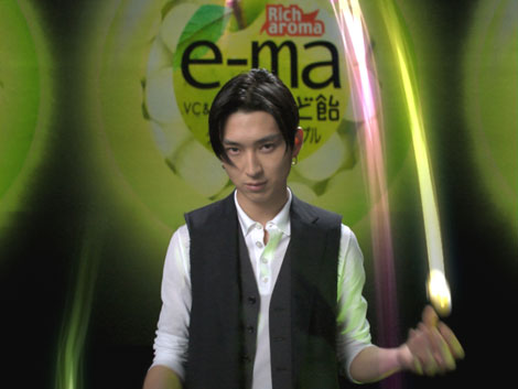 松田翔太が セクシー目線 で魅せる プロ直伝のジャグリング技を披露 Oricon News