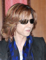 YOSHIKI�A��3��7500���~�̑��Q�������߂ă��C�u�����В�i