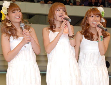 ヘキサゴンユニットのシングル「幸せになろう/恋」発売記念イベントに出席したPaboの（左から）スザンヌ、木下優樹菜、里田まい　（C）ORICON DD inc.　