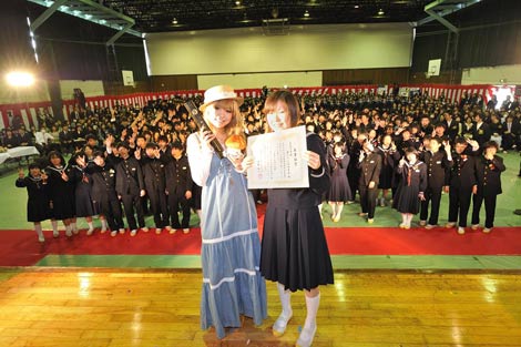 画像 写真 中学校の卒業式が騒然 西野カナがサプライズ卒業式ライブ 3枚目 Oricon News