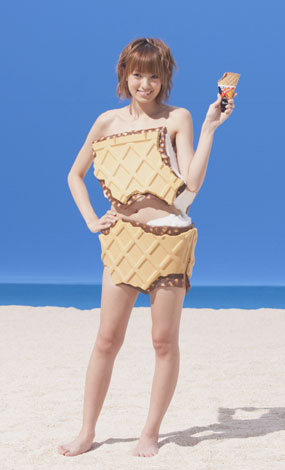 画像 写真 アッキーナがかじられる 素肌 チラ見せ で ちょいセクシー なアイスに変身 11枚目 Oricon News