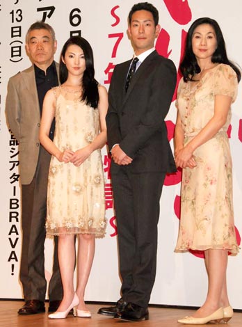 舞台『おくりびと』の制作発表会に出席した（左から）柄本明、田中麗奈、中村勘太郎、真野響子　（C）ORICON DD inc.　