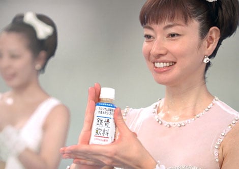 鉄骨飲料 Cmが年ぶりに復活 現代版は小雪の姉 弥生が歌い踊る Oricon News