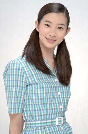 ヒロインの姉・飯田ユキエの幼少時代を演じる足立梨花の役衣装姿　