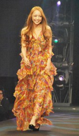 ファッションイベント『GINGERヴィーナス誕生祭2010』に登場した安室奈美恵 （C）ORICON DD inc.　