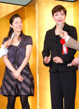 贈呈式にサプライズで駆けつけた娘の荘田由紀(写真左)と鳳蘭(写真右)　（C）ORICON DD inc.　