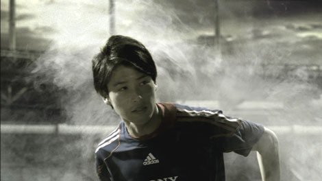 画像 写真 サッカー日本代表 内田篤人がcm初出演 躍動感あふれるプレーで駆け回る 3枚目 Oricon News