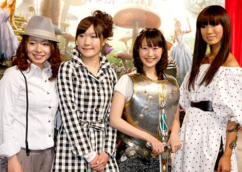サムネイル 『ミスアリスコンテスト』に出席した（左から）本橋麻里、目黒萌絵、グランプリの栗生二稲さん、板井麻衣子　