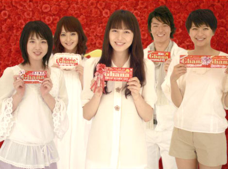 「母の日ガーナ」キャンペーンCMに出演する（左から）桜庭ななみ、佐々木希、長澤まさみ、石川遼、榮倉奈々　