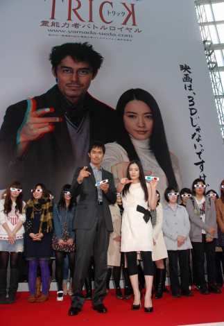 画像 写真 セロハンめがね装着の仲間由紀恵 たぶん日本初 の巨大3d看板に あ 凄 い と感嘆 2枚目 Oricon News