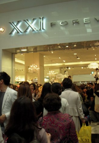 アジア初の旗艦店 Forever 21銀座店 オープンに1000人 幅広い年齢層が行列作る ライフ関連ニュース オリコン顧客満足度ランキング
