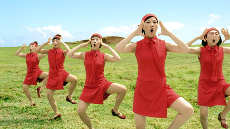 顔を膨らますなどコミカルなダンスをする（右から）光浦靖子と仲里依紗／『ニチレイ アセロラ』（サントリー）CM　