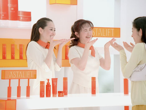 透明感のある“美肌”の松田聖子（左）と中島みゆきが美容部員を演じる『アスタリフト』（富士フイルム）新CM　