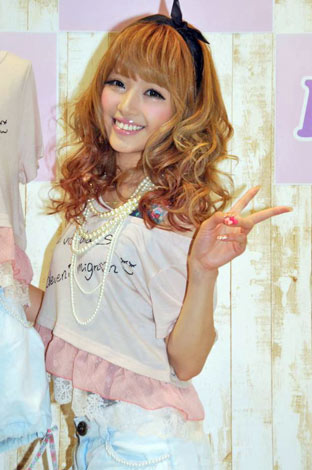 舟山久美子 自身デザイン 甘カジ ファッションで男性に 可愛いって言われたい Oricon News