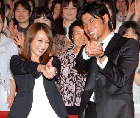 坂口憲二の画像 写真 矢田亜希子 4年ぶり公の場に無数のフラッシュ 初刑事役 精一杯頑張った 9枚目 Oricon News