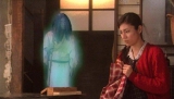ラーメンズの片桐仁（左）が『ゲゲゲの女房』の“貧乏神”役でNHKドラマ初出演　松下奈緒（右）との1シーン　