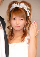 結婚報告会見で杉浦太陽から贈られた婚約指輪を披露する辻