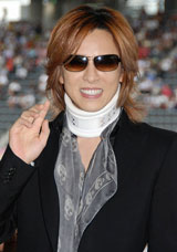 YOSHIKI�A���肵�т�񕜂Ɍ����Ď�p �u�C���͎����đO�����v