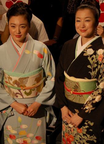 映画『Flowers』初日舞台あいさつに華やかな着物姿で出席した鈴木京香（左）と仲間由紀恵（左）　（C）ORICON DD inc.　